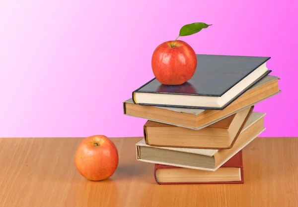 本に赤いリンゴ — ストック写真