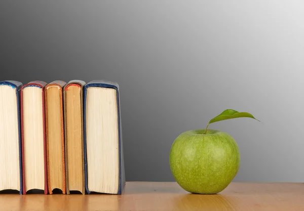 Green apple and books — Stock Photo, Image