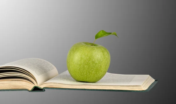 Manzana verde en libro abierto — Foto de Stock