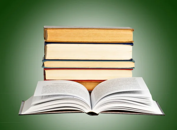 Livros sobre fundo verde — Fotografia de Stock