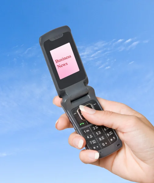 Telefone celular com etiqueta "Notícias de negócios" em sua tela — Fotografia de Stock