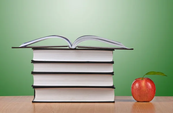 Roter Apfel und Bücher — Stockfoto