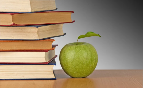 Manzana verde y libros —  Fotos de Stock