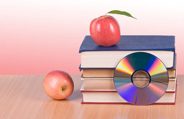 Manzanas, dvd, y libros como símbolos de transición fron viejo a ne —  Fotos de Stock