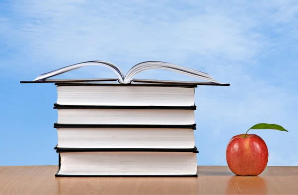 Manzana roja y libros — Foto de Stock