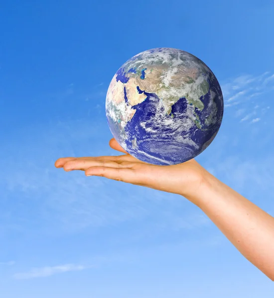 Hand mit dem Planeten Erde lizenzfreie Stockbilder