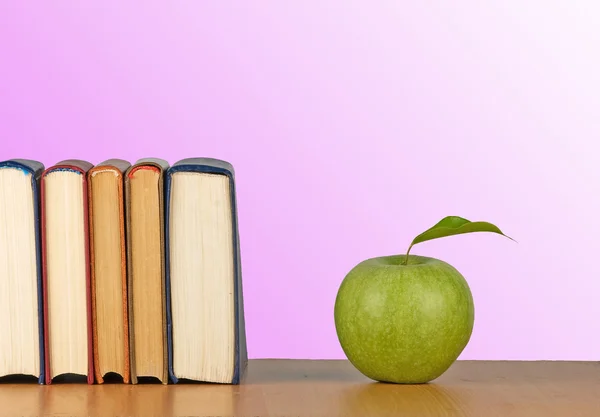Kırmızı elma ve kitaplar — Stok fotoğraf