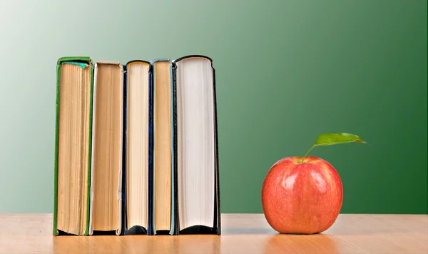 Книги и яблоко — стоковое фото