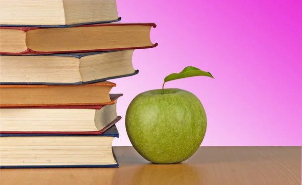 Kırmızı elma ve kitaplar — Stok fotoğraf