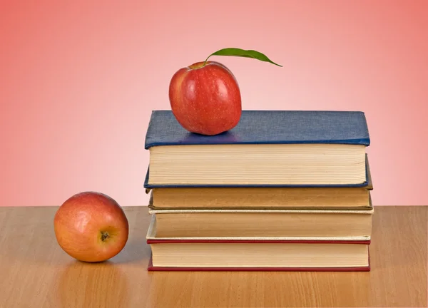 Κόκκινο μήλο και βιβλία — Φωτογραφία Αρχείου