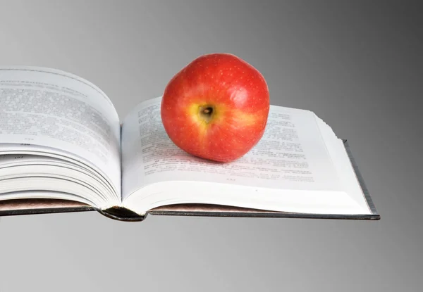 红苹果就打开的书 — 图库照片