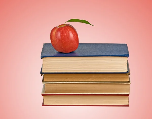 Μήλο σε βιβλία — Φωτογραφία Αρχείου