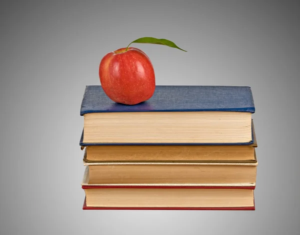 Czerwone jabłko na stos książek — Zdjęcie stockowe