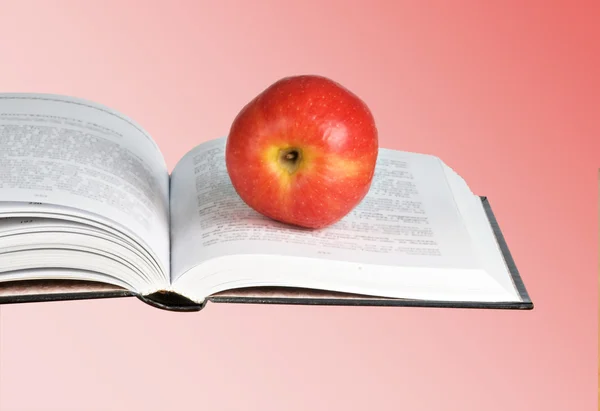 Κόκκινο μήλο στο ανοιχτό βιβλίο — Φωτογραφία Αρχείου