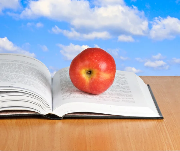 Κόκκινο μήλο στο ανοιχτό βιβλίο — Φωτογραφία Αρχείου
