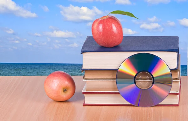 Apple, dvd ve kitap yeni eski geçişin bir sembolü olarak — Stok fotoğraf