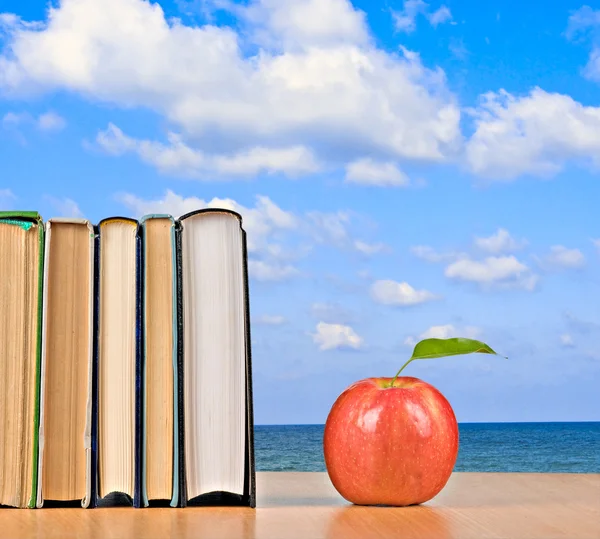 Apple and books — Stock Photo, Image