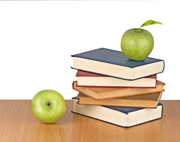 Manzana en el libro sobre fondo blanco — Foto de Stock