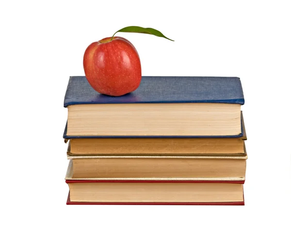 Apfel auf Buch isoliert auf weißem Hintergrund — Stockfoto