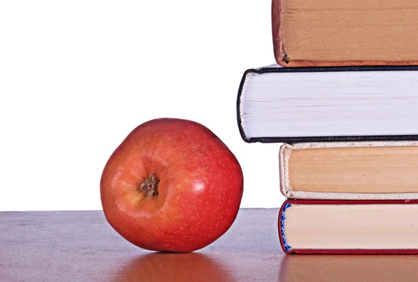 红苹果和桌上的书 — 图库照片