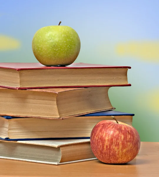 Red and green apple and books on desk — Stock Photo, Image