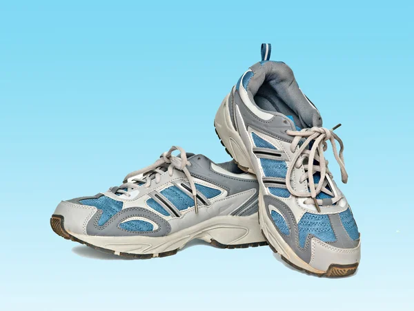 Üzerinde mavi arka plan izole spor ayakkabı — Stok fotoğraf