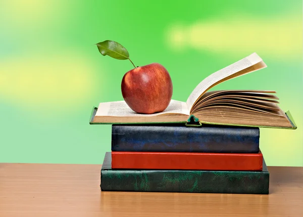 Red apple and open book — Stock Photo, Image