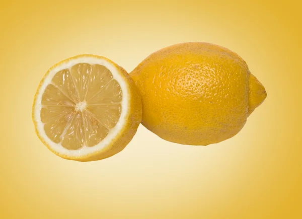 Limon ve beyaz arka plan üzerinde izole limon bölümü — Stok fotoğraf
