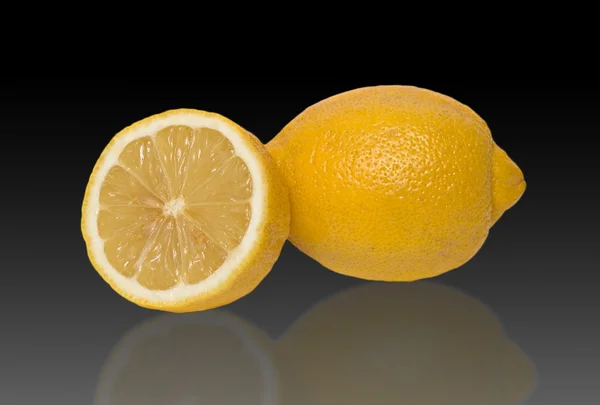 Limón y sección de limón aislado sobre fondo negro — Foto de Stock