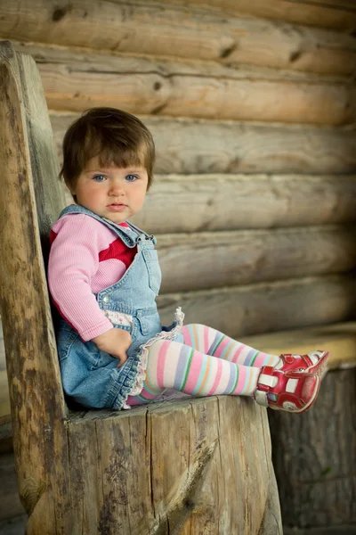 Дівчина на дерев'яному стільці — стокове фото