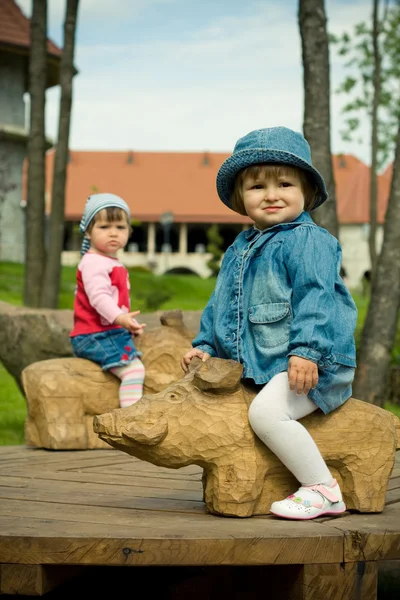Kinder im Park — Stockfoto