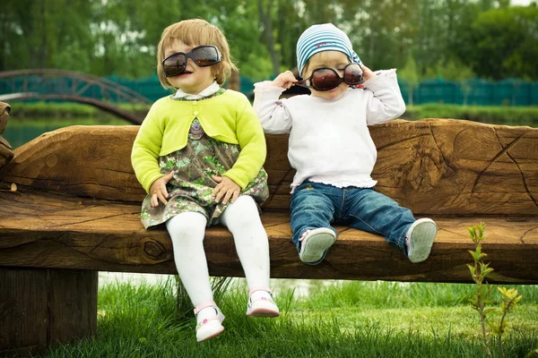 Δύο κορίτσια αστείο σε γυαλιά ηλίου — Φωτογραφία Αρχείου