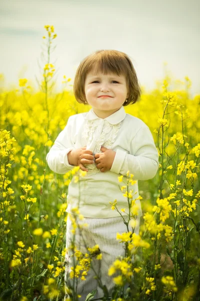 菜の花畑の少女 — ストック写真