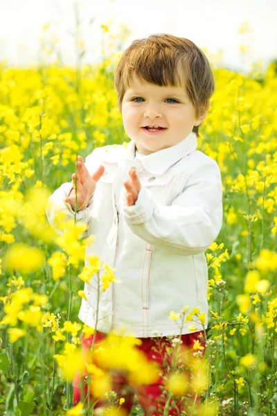 Girl in canola field — Stock Photo, Image