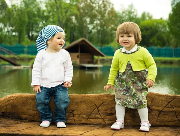 Dvě malé holčičky v parku — Stock fotografie