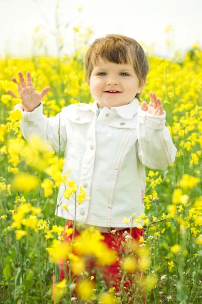 菜の花畑で美しい少女 — ストック写真