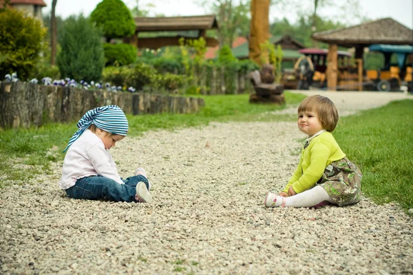 Děti si hrají s kameny — Stock fotografie