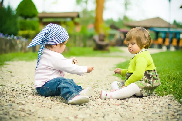 Діти грають на кам'яній дорозі — стокове фото