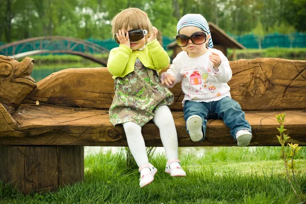 Dos chicas divertidas en gafas de sol —  Fotos de Stock