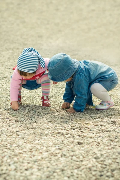 Children playing with the stones — Stock Photo, Image