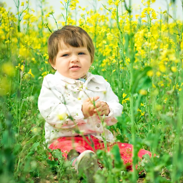 双低油菜籽字段中漂亮的孩子 — 图库照片