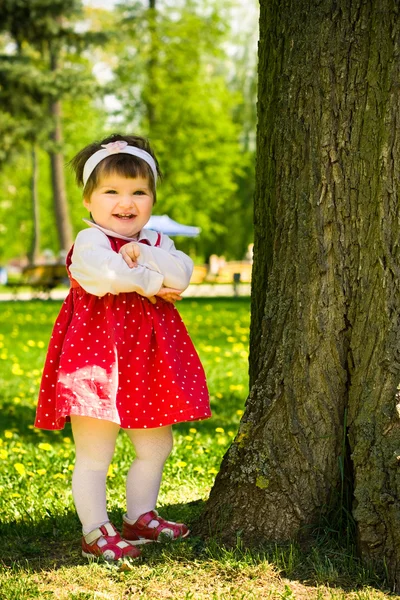 Yürümeye başlayan çocuk park üzerinde oynayan kız — Stok fotoğraf