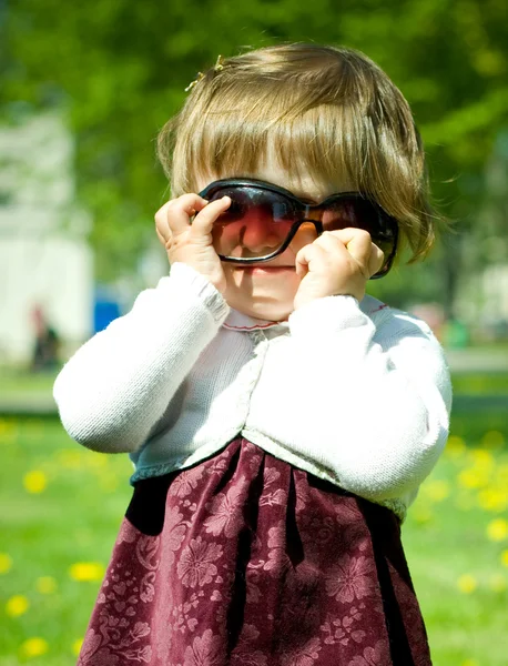 선글라스를 쓴 어린 소녀 — 스톡 사진