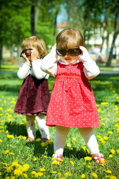Дві смішні дівчата в сонцезахисних окулярах — стокове фото