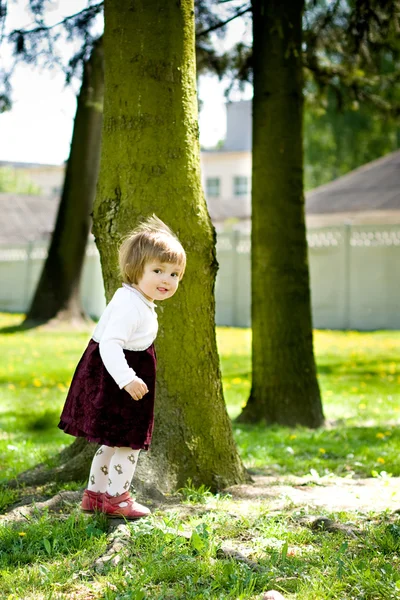 Petite fille tout-petit jouant sur le parc — Photo
