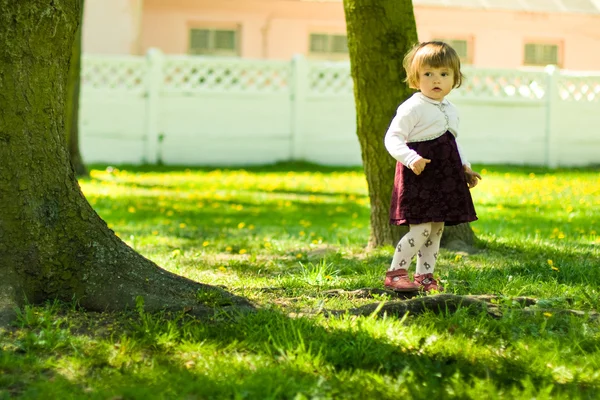 蹒跚学步的小女孩上公园, 玩 — 图库照片