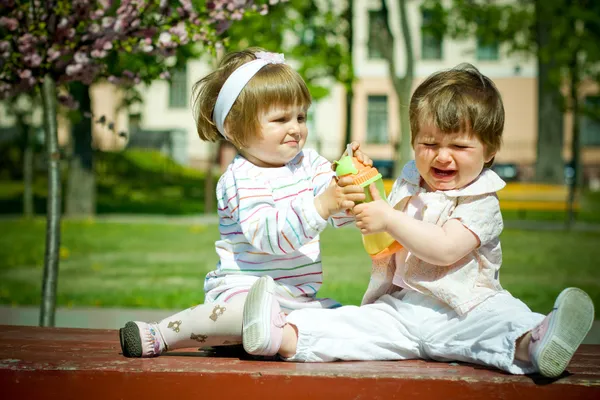 两个女孩共享一瓶果汁 — 图库照片