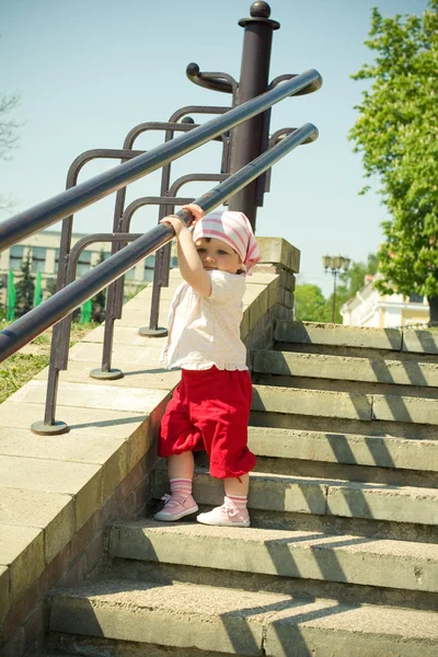 Malá krásná holčička na schodišti — Stock fotografie