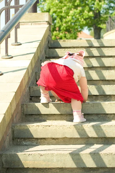 Uma criança pequena sobe as escadas — Fotografia de Stock