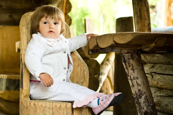 Красива дівчина на дерев'яному стільці — стокове фото